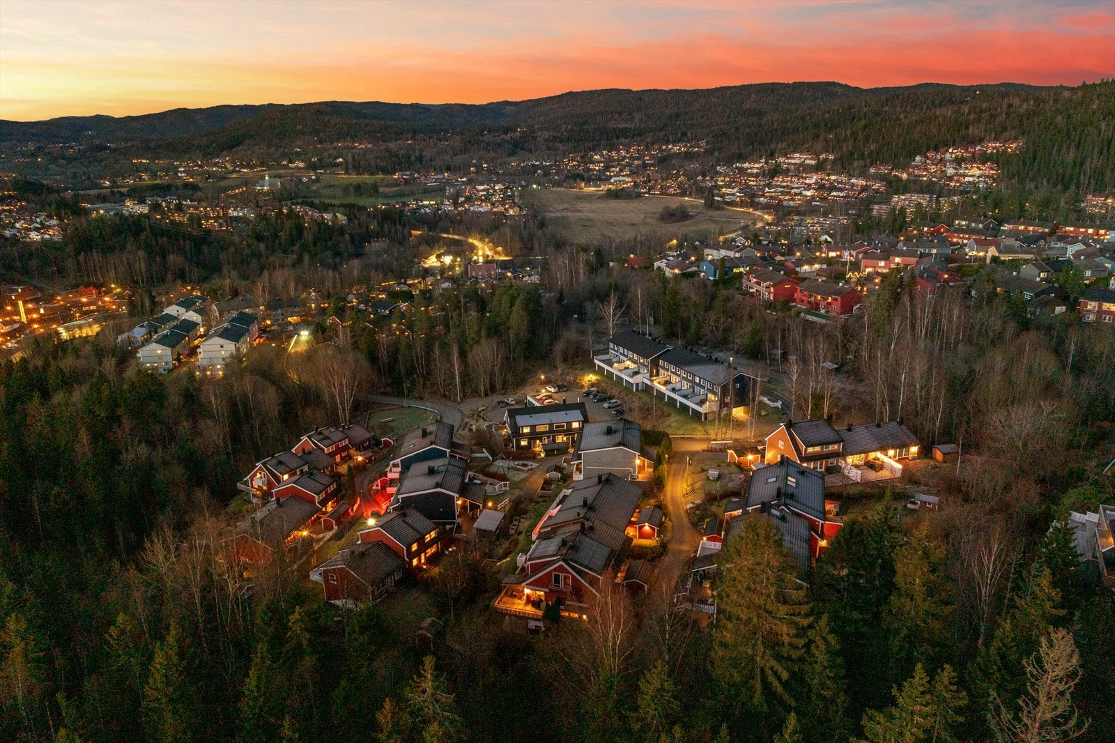 Eiendommen disponerer garasjeplass med elbillader i garasjeanlegg. Godt med gjesteparkering utendørs Galleribilde