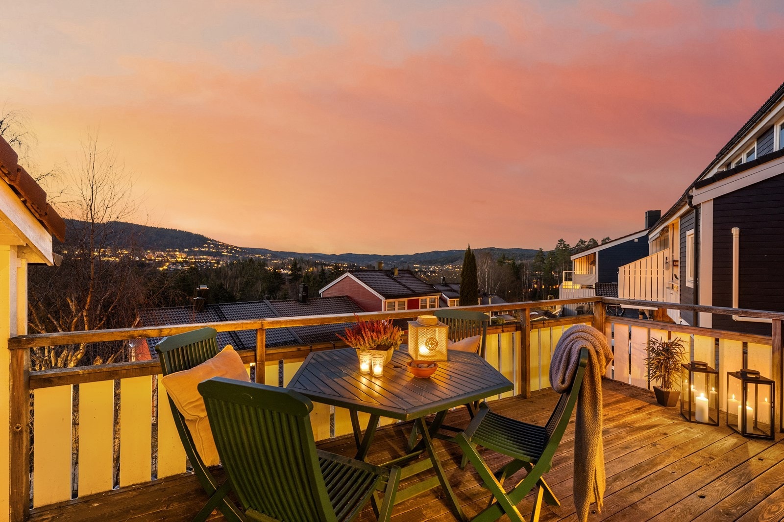 Velkommen til Nedre Toppenhaug 145 - En attraktiv bolig med vidstrakt utsikt Galleribilde