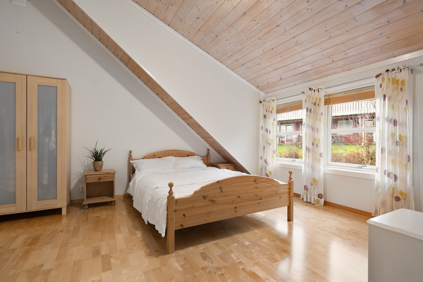 Generøs takhøyde gir en ekstra luftig følelse i boligens 2. etasje Galleribilde