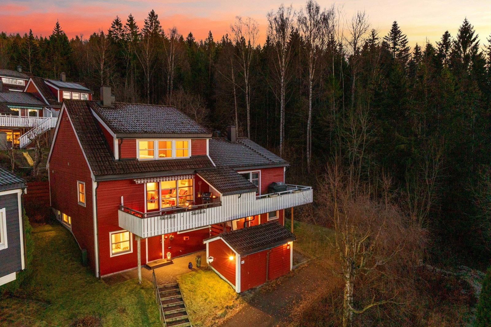 Dette er en innholdsrik og flott, påbygget tomannsbolig, med skjermet beliggenhet nær skogen Galleribilde