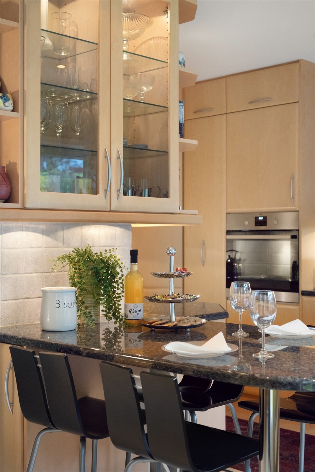 Hyggelig spiseplass ved kjøkkenbenk, perfekt for morgenkaffe, frokost, lekser e.l. Galleribilde