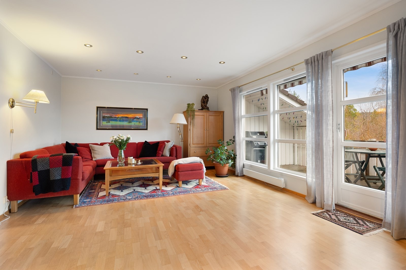 Store vindusflater slipper inn rikelig med naturlig lys Galleribilde