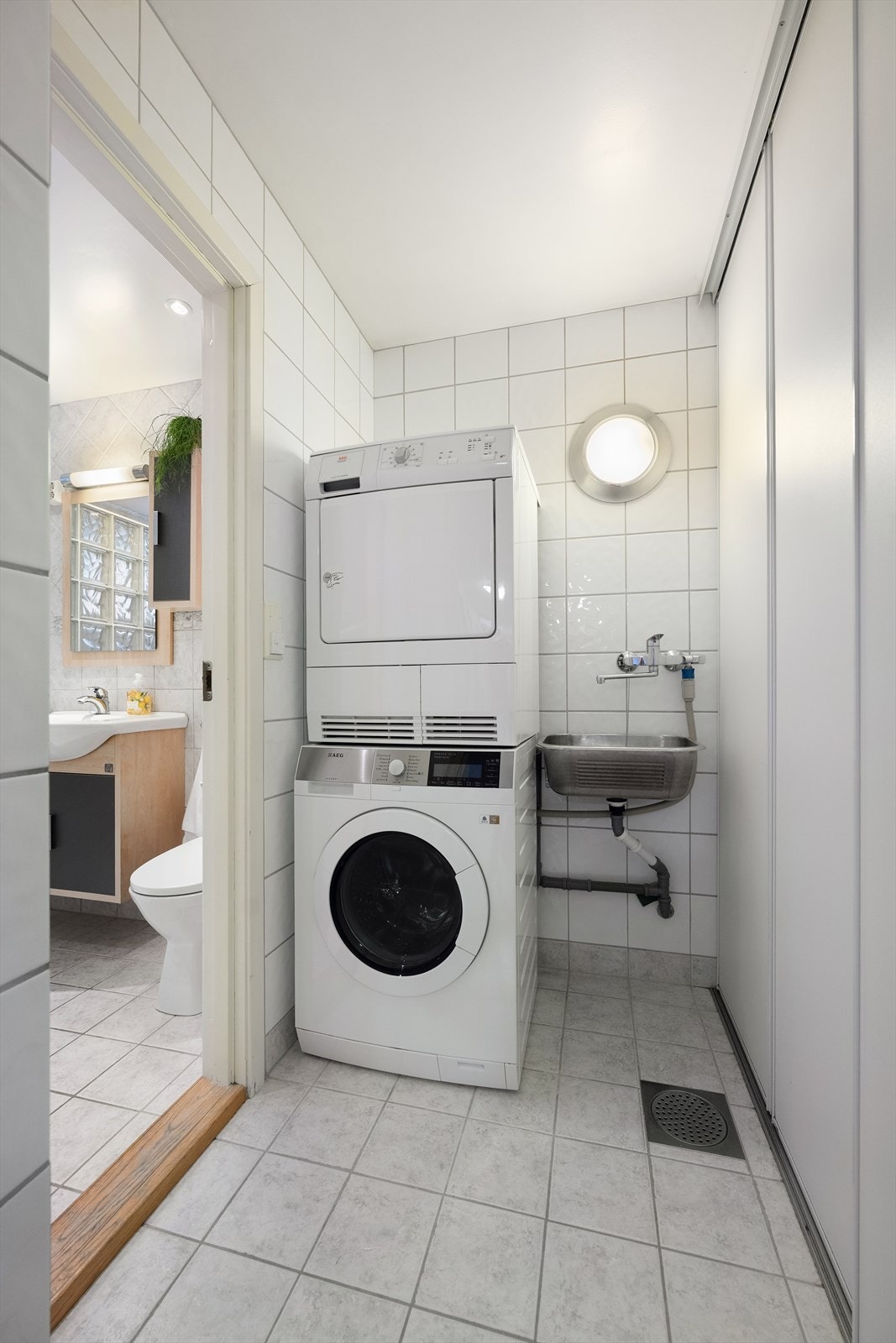 Praktisk tilgang til eget vaskerom rett ved siden av bad - gir enkel og effektiv håndtering av klesvask og øker funksjonaliteten i hverdagen Galleribilde