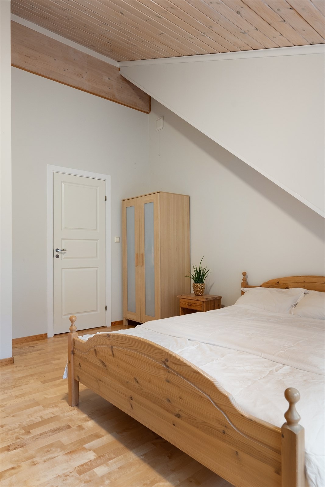 Fra det ene soverommet er det tilgang til en romslig bod med god lagringsplass Galleribilde