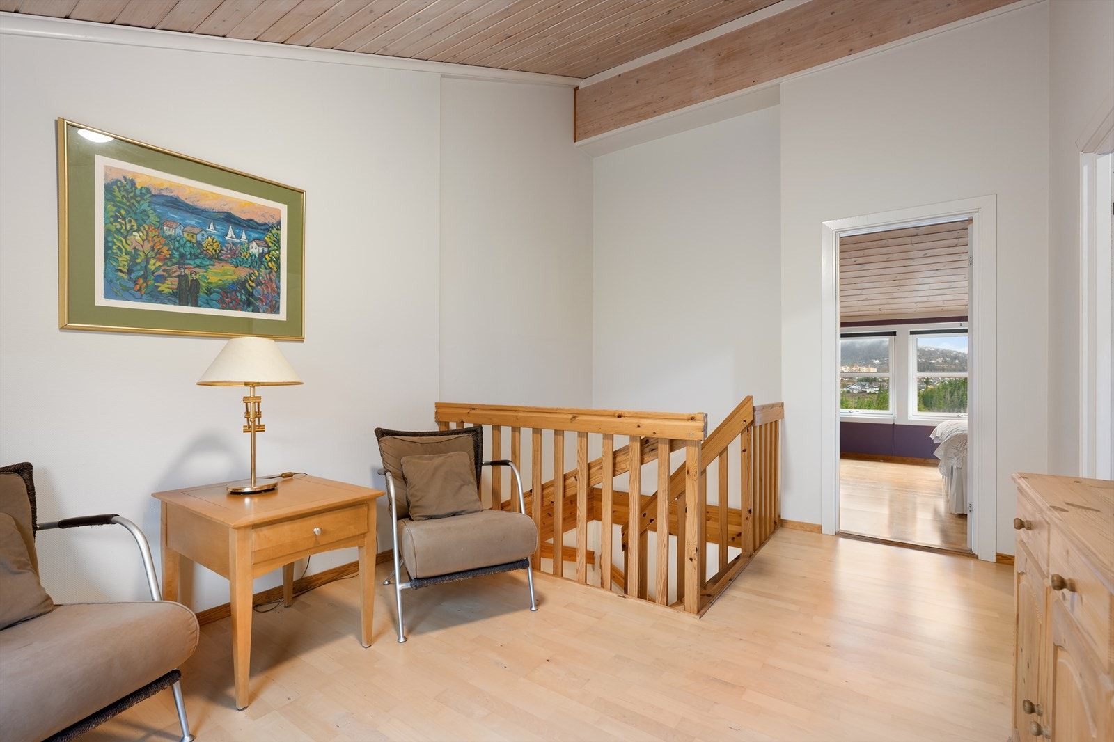 Lys og flott 2. etasje, som ble bygget på (takoppløft) i 2002 Galleribilde