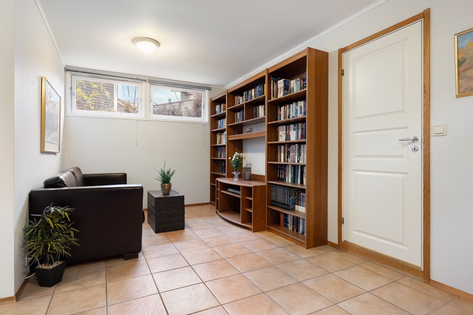 Hyggelig og praktisk oppholdsrom for barna når de har venner på besøk e.l. Rommet kan evt. deles av med en vegg, hvis man ønsker et lukket rom. Galleribilde