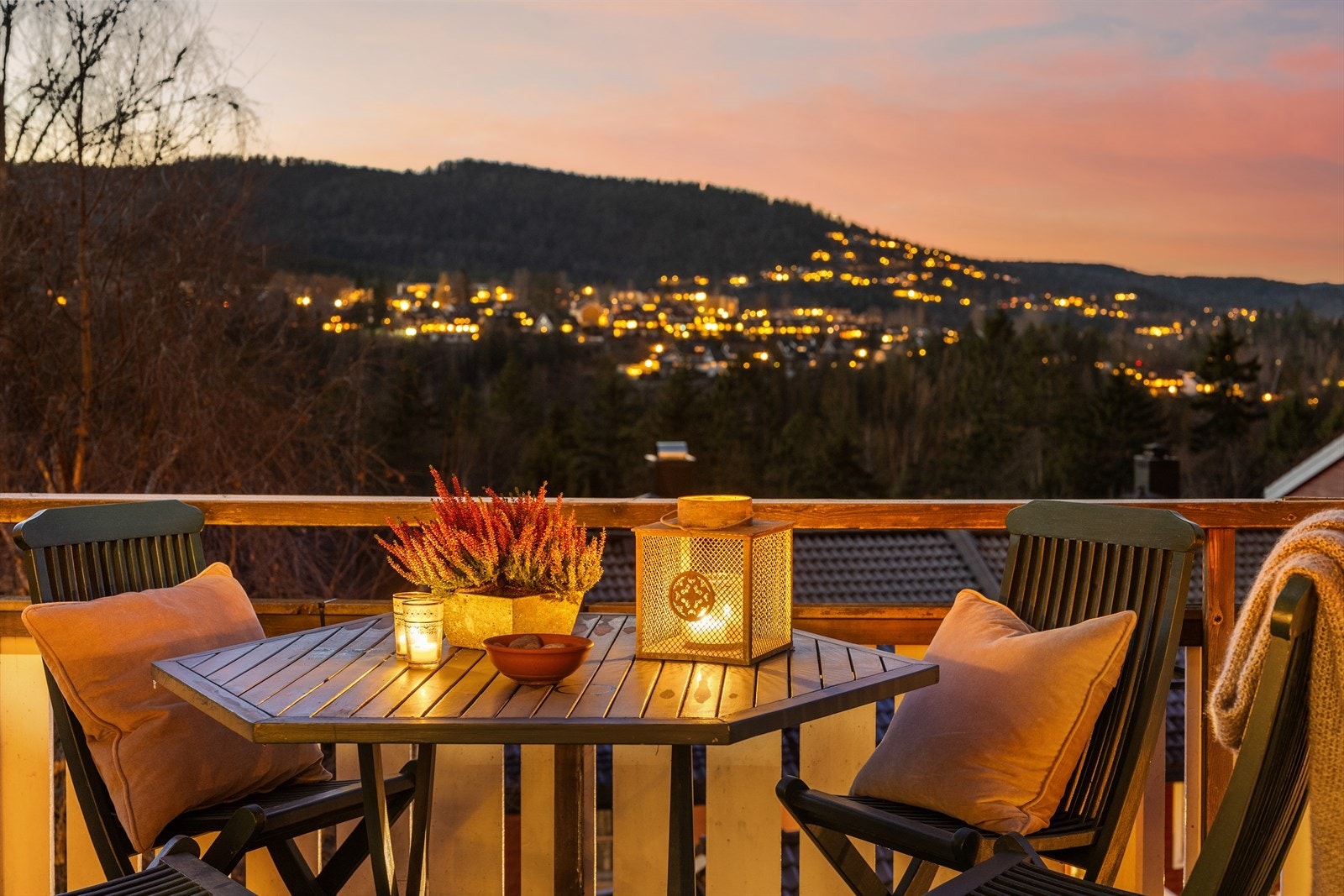 Boligen har en flott veranda med utgang fra stuen, samt fin hage på baksiden. He kan man nyte nydelige solnedganger fra Galleribilde