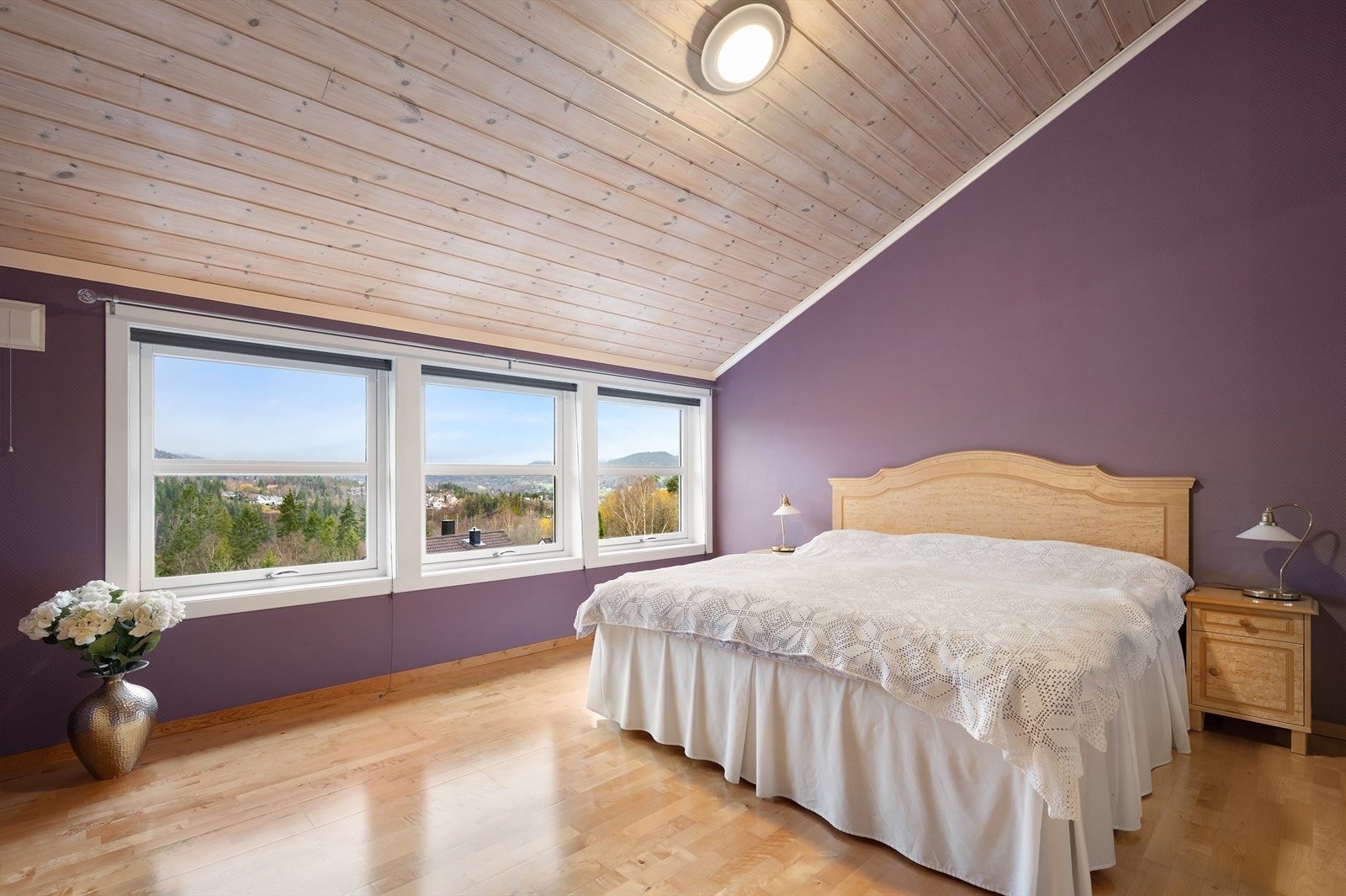 Boligen har 2 meget lyse og romslige soverom i 2. etasje. Store vinduer slipper inn rikelig med dagslys og gir en luftig følelse Galleribilde