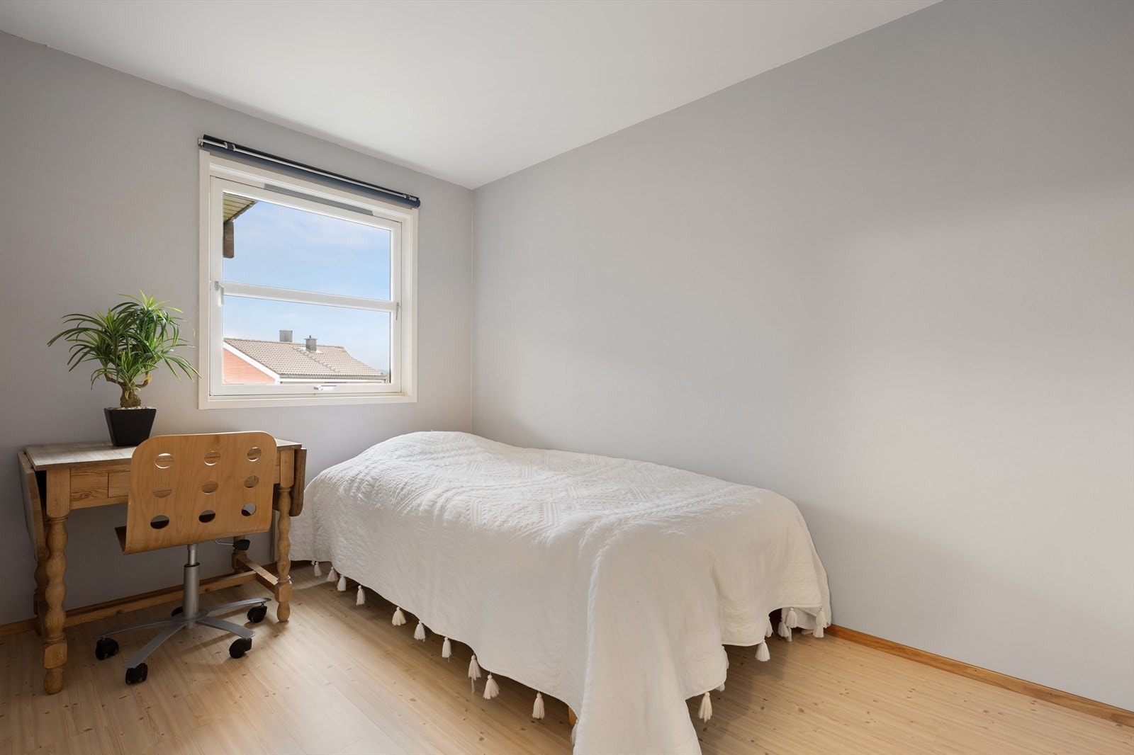 Begge soverommene er av god størrelse, og har plass til seng, garderobeskap, skrivebord samt kommode Galleribilde
