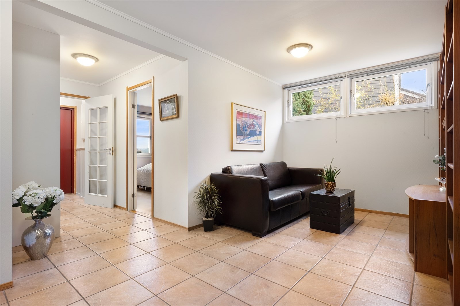 Deler av gangen er innredet med sofagruppe og TV-møblement, og utgjør en hyggelig kjellerstue Galleribilde