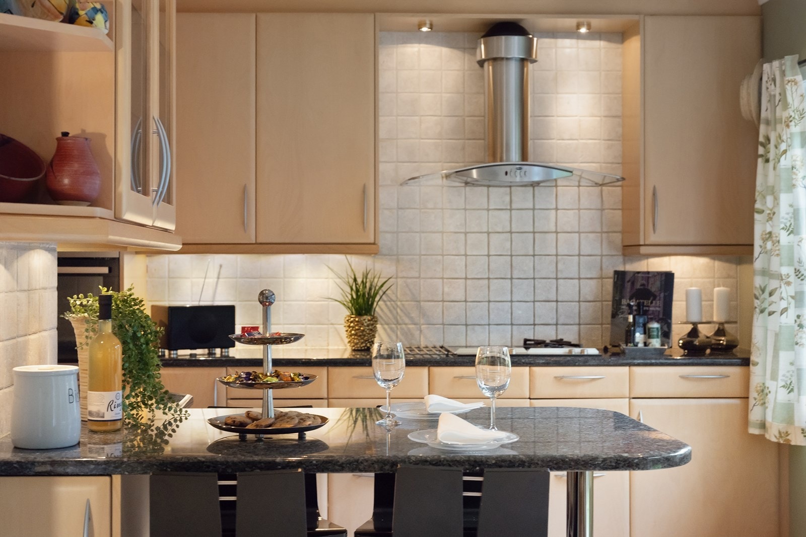 Innredning med lyse fronter og benkeplate av Larvikitt Galleribilde