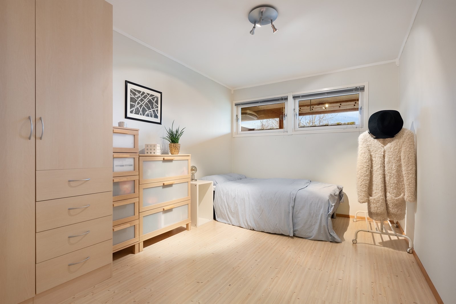 Boligen har 2 romslige og fine soverom i underetasjen Galleribilde