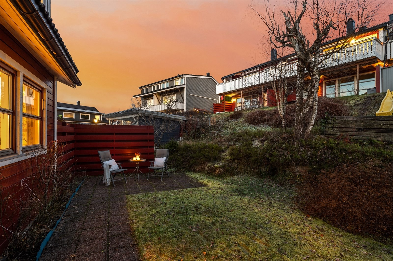 Det er god plass til utemøbler i hagen. En hyggelig og skjermet uteplass for å nyte sol hele formiddagen Galleribilde