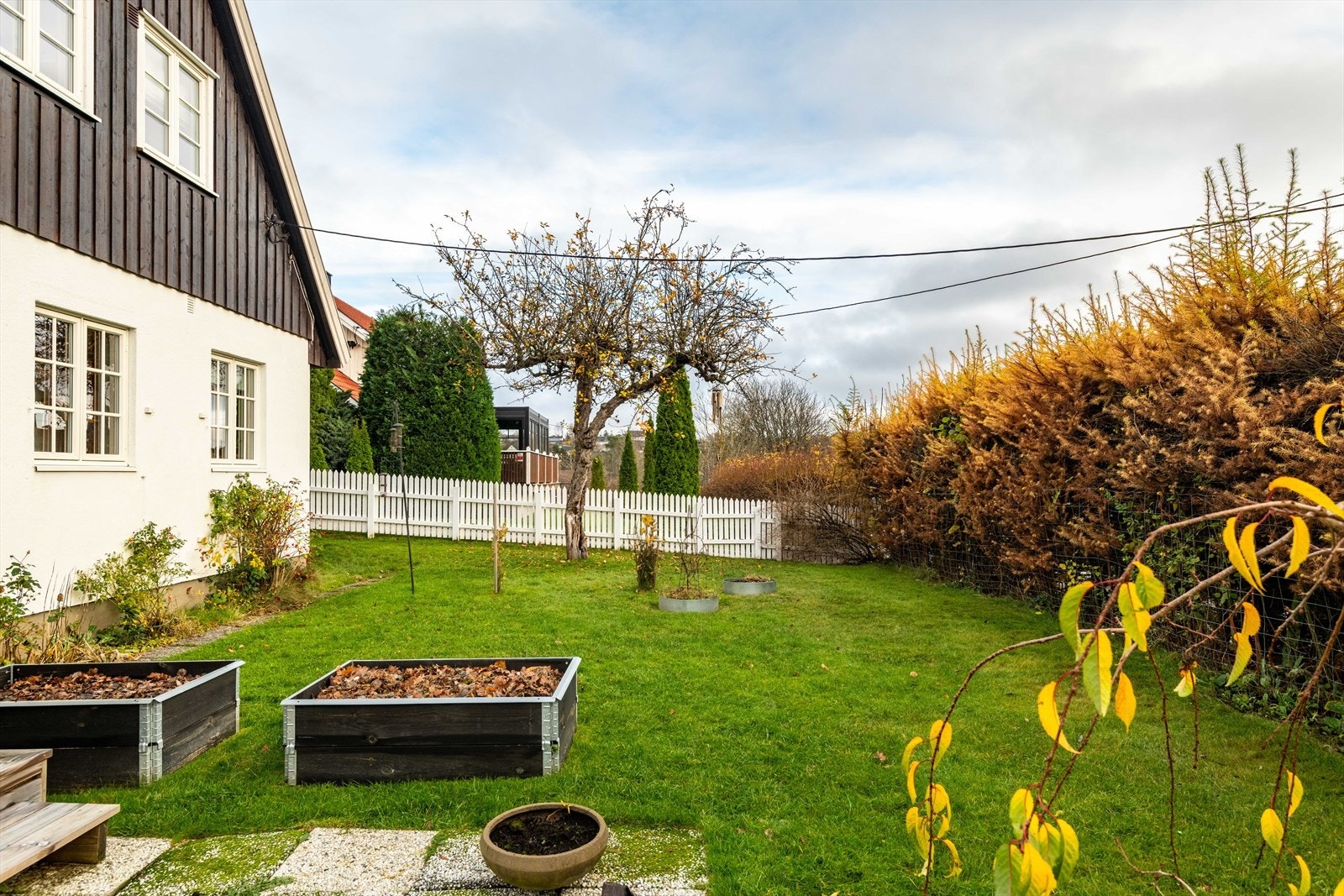 Solrik og skjermet hage Galleribilde