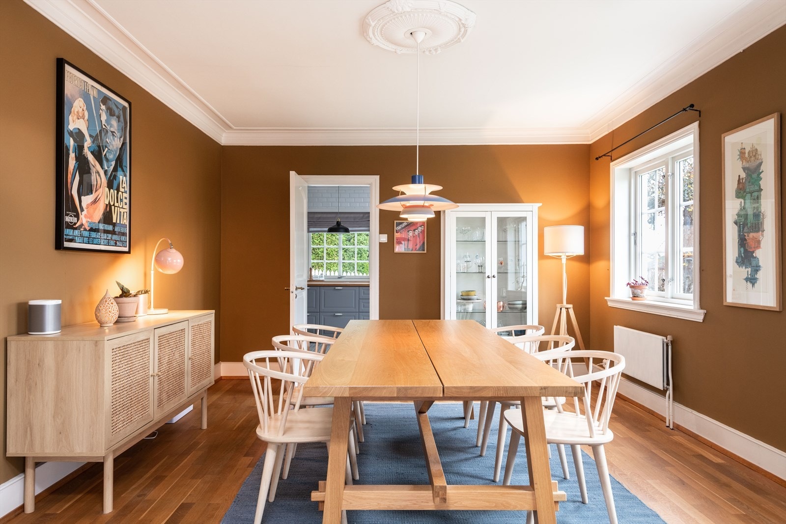 Spisestuen har en hyggelig atmosfære, der mye av historien er bevart i stukkatur, listverk og utforming Galleribilde