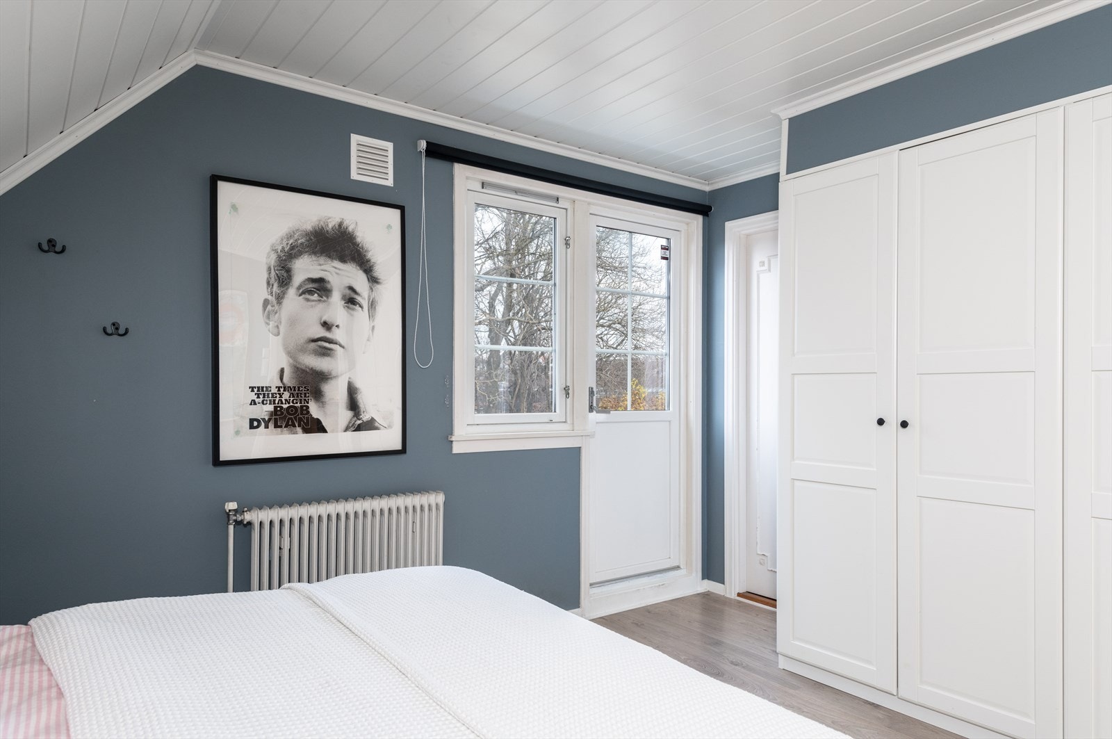 Hovedsoverommet har utgang til egen balkong og lagringsrom Galleribilde