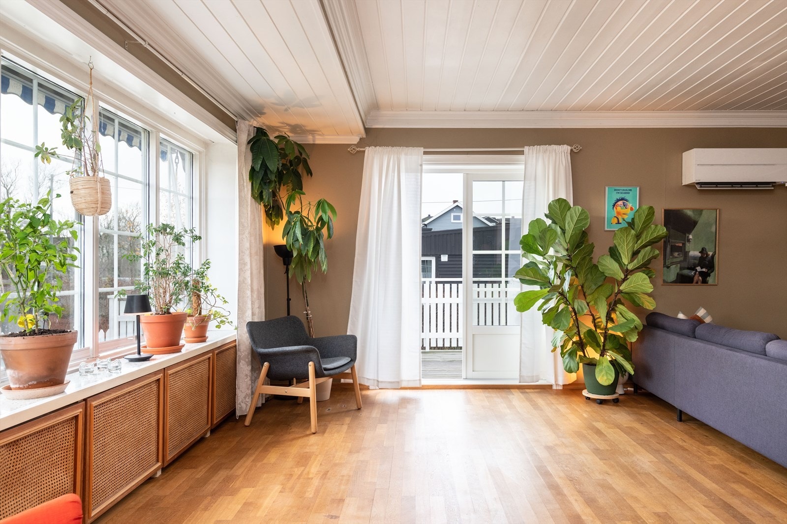 Fra stuen er det utgang til solrik, sydvestvendtveranda og hage Galleribilde