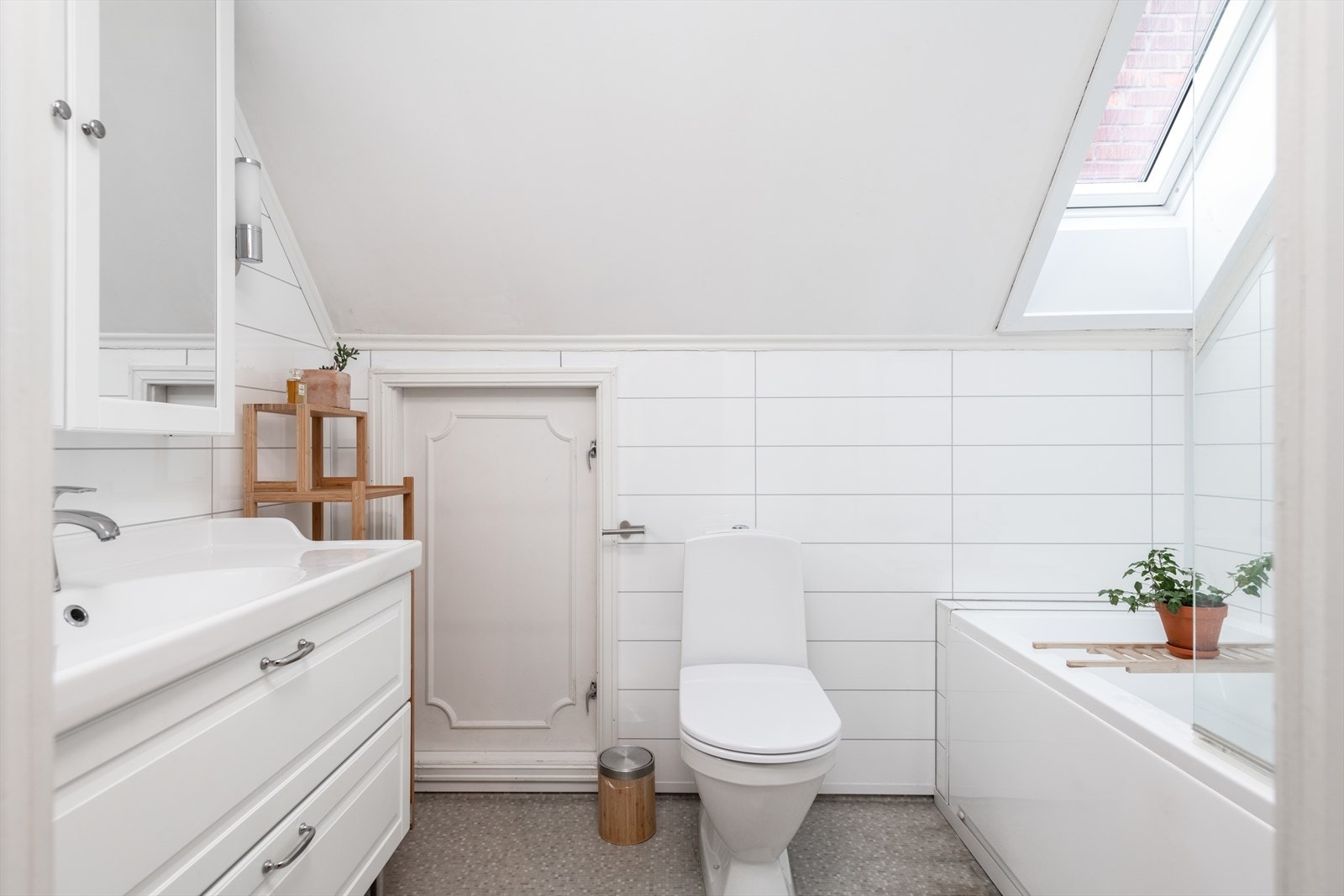 Bad med badekar og takvindu. Lagringsplass i kneloft Galleribilde