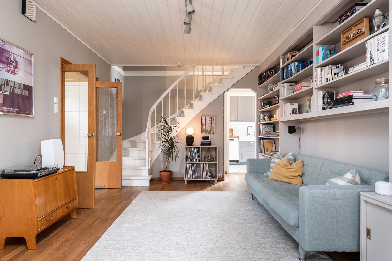 Stue/bibliotek med plassmotnerte hyller. Legg merke til originale dører mot gangen Galleribilde