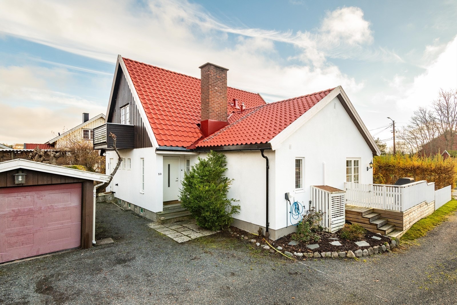 Det er montert elbil-lader i husveggen og det er godt med biloppstillingsplasser på gruset gårdsplass. Garasjen blir benyttet til lagring Galleribilde