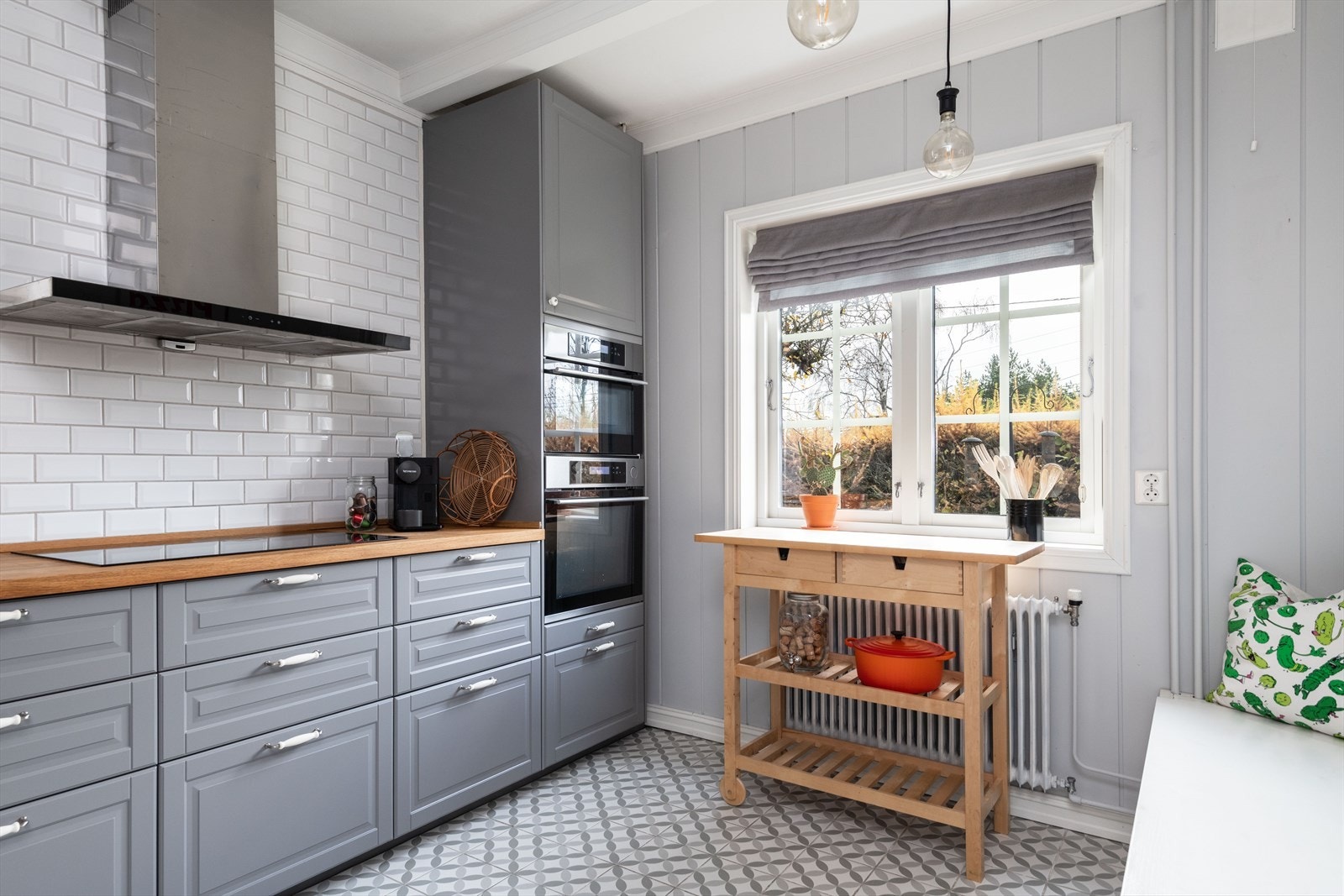 Kjøkkenet har godt med benk- og oppbevaringsplass og integrerte hvitevarer Galleribilde