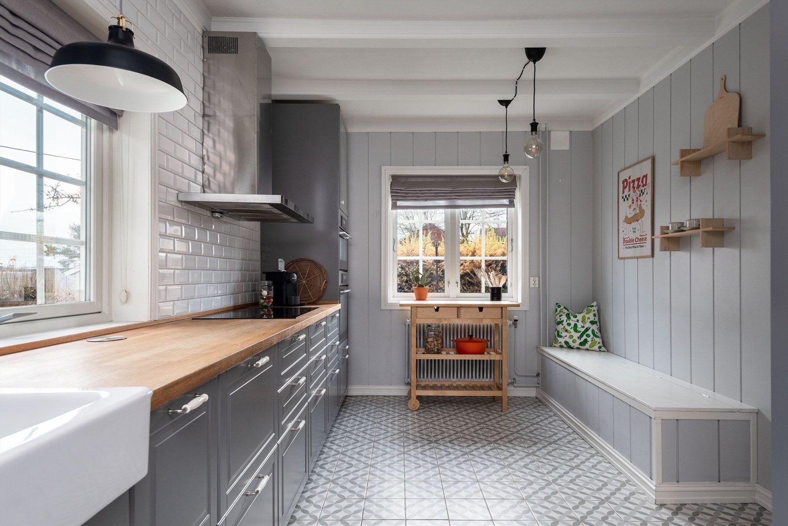 Romslig kjøkken med oppbevaringsbenk Galleribilde