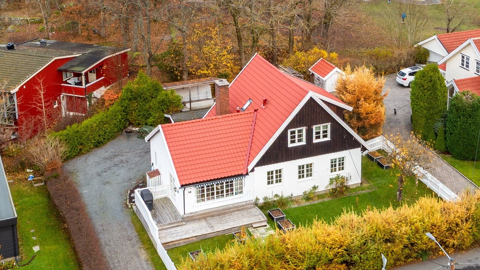 Boligen ligger fint til med hage mot et lite friområde. Taket ble oppgradert i 2024 Galleribilde