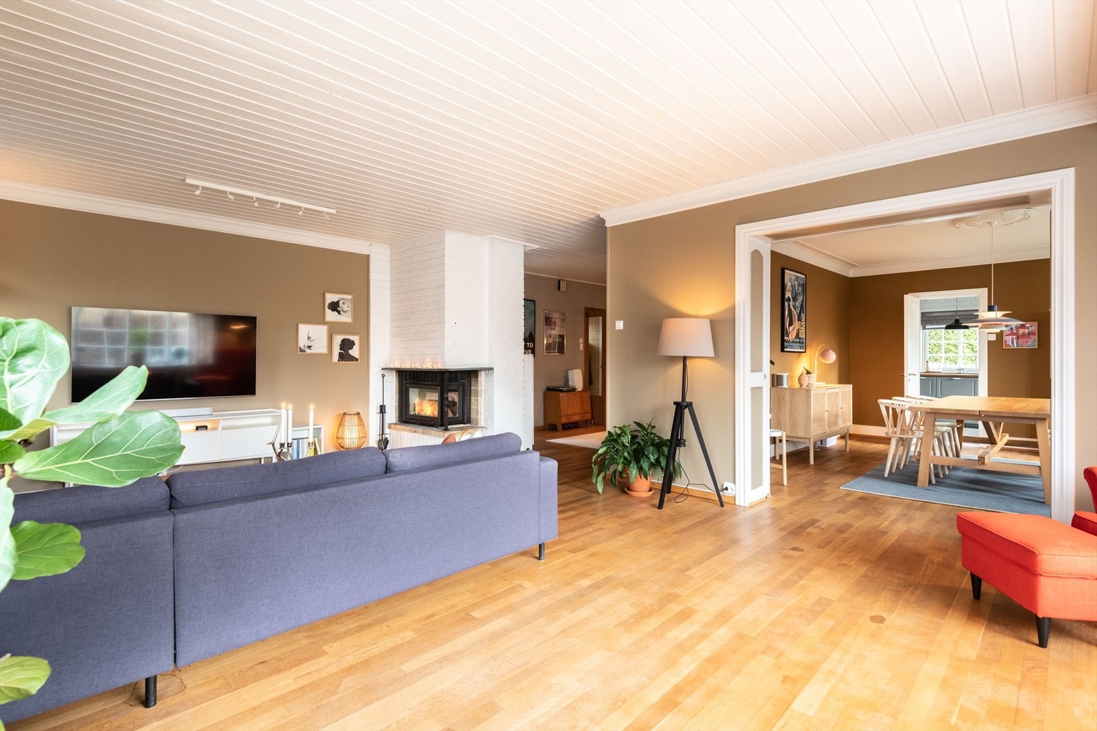 Stue, spisestue og bibliotek utgjør et stort allrom Galleribilde