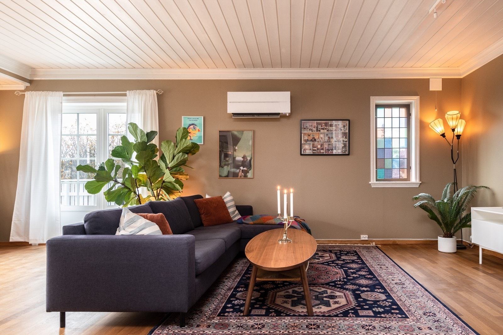 Stuen har utgang til solrik terrasse Galleribilde