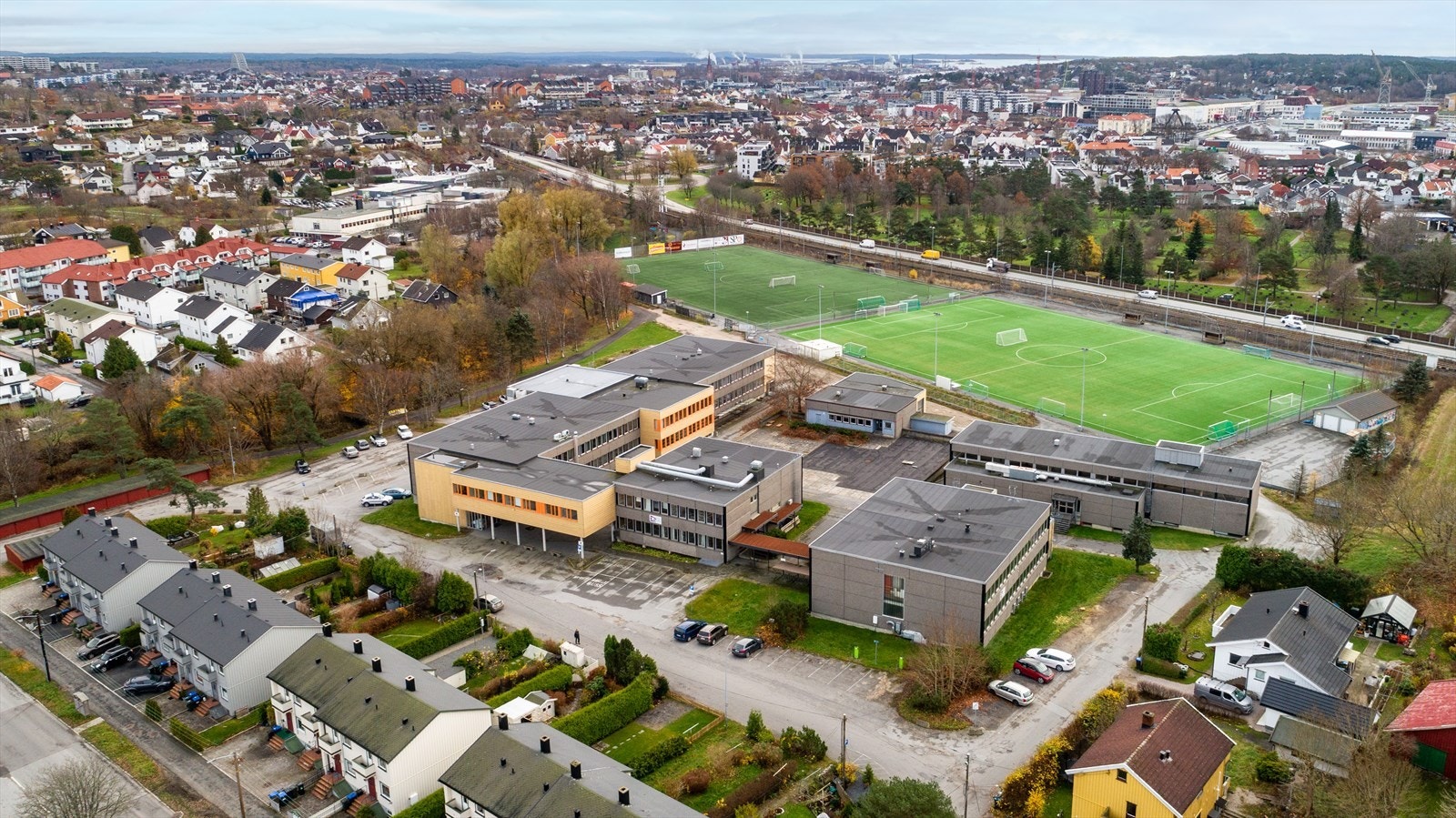 Nærområdet byr på flere forretninger, fotballbaner, videregående skole og gang- og sykkelavstand til sentrum Galleribilde