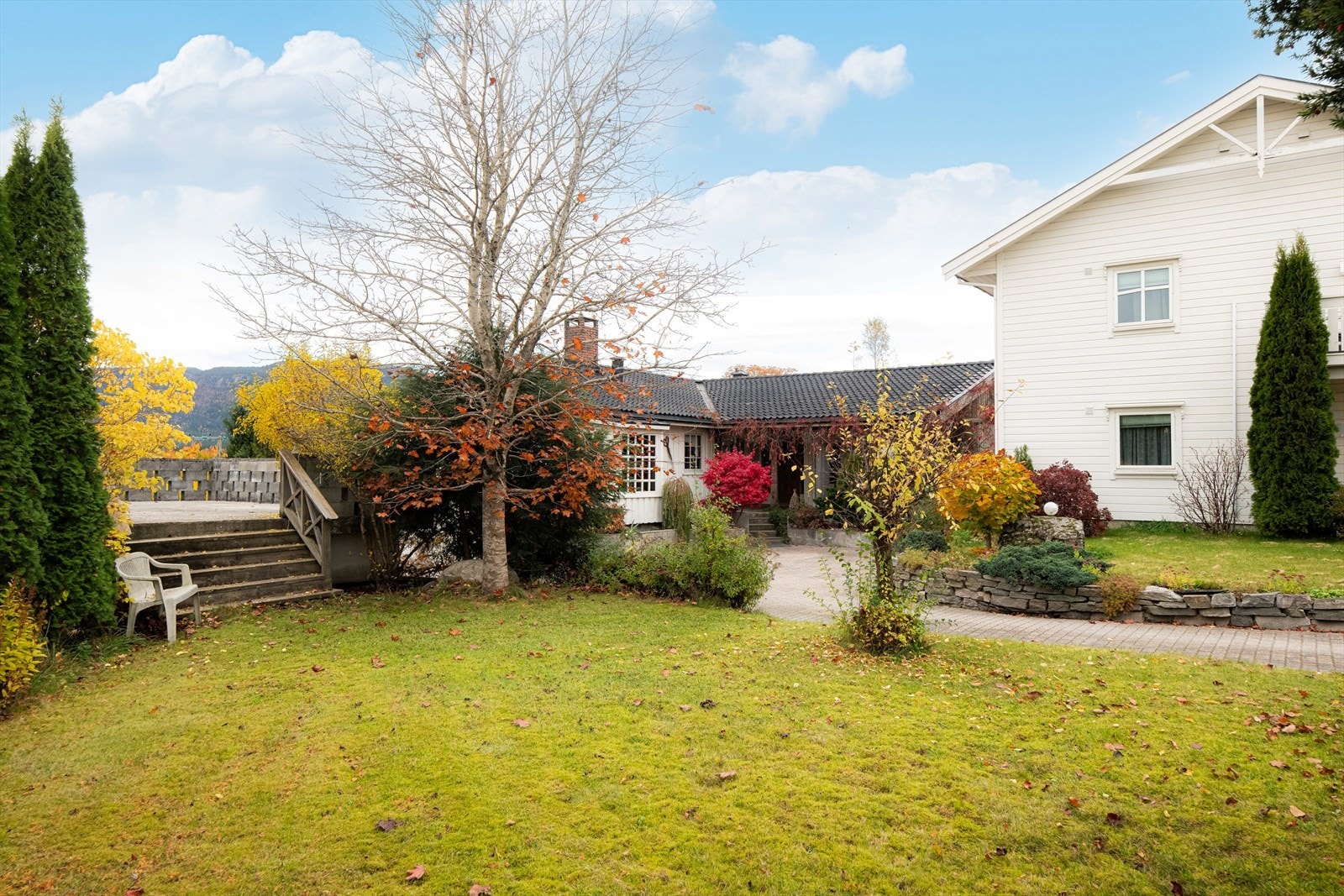 I hagen er rikelig med boltreplass for store og små. Galleribilde