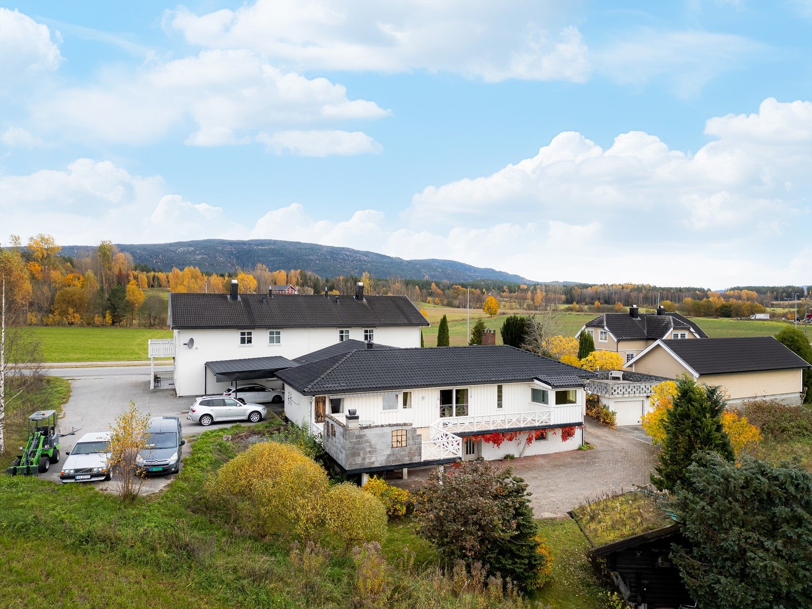 Boligen ligger høyt og fint til, med gode solforhold og nydelig utsikt! Galleribilde