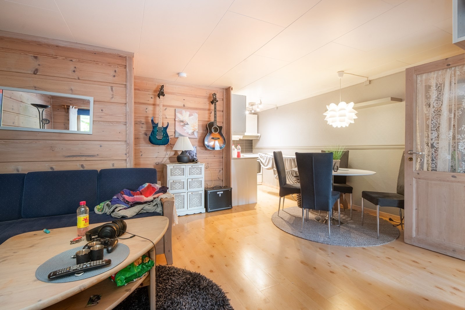 Hyggelig stue med plass for sofa, spisebord og mediemøblement. Galleribilde