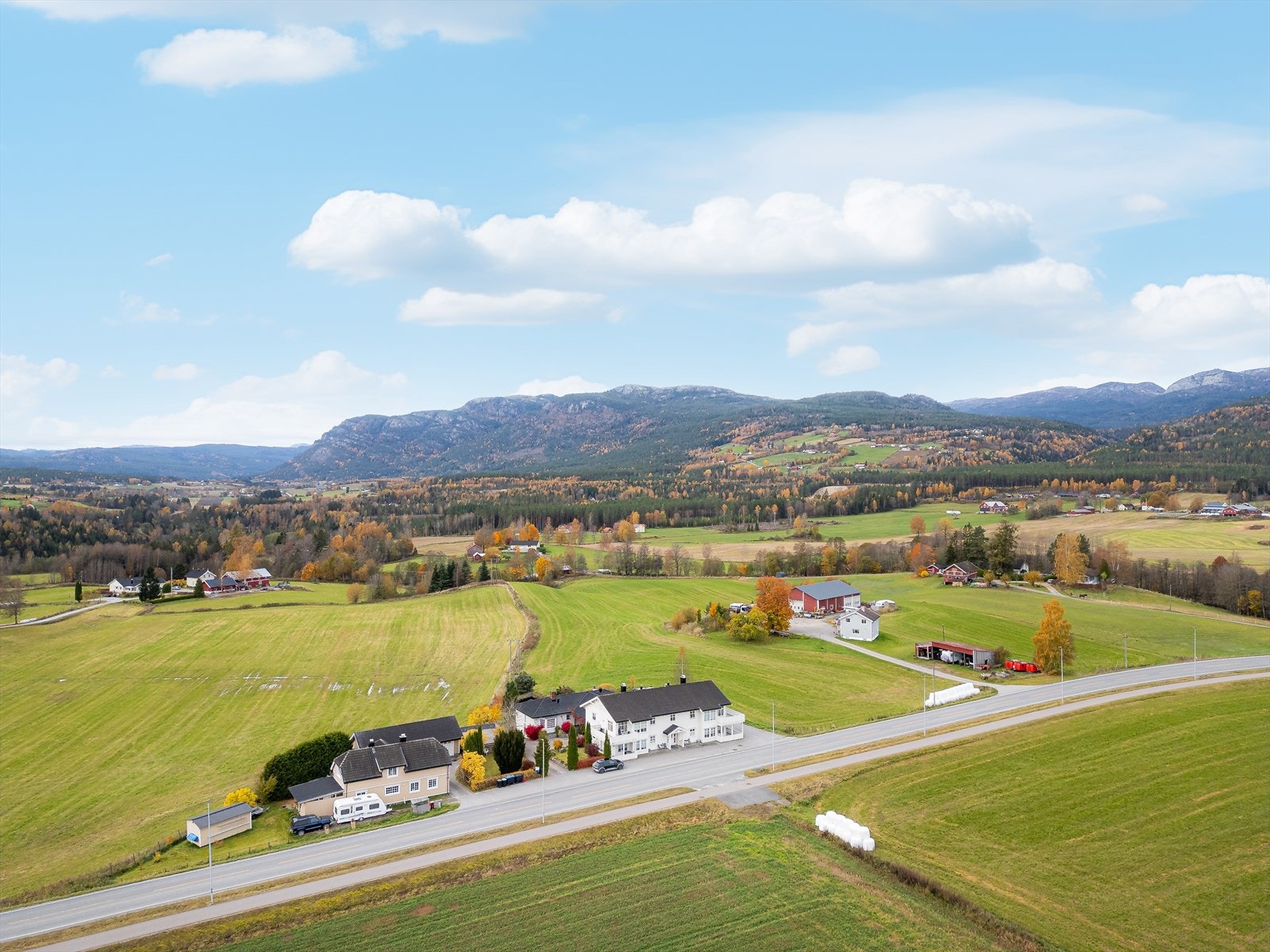 Det er kort kjørevei til flere barnehager og Bø sentrum med både barneskole, ungdomsskole og videregående skole. Galleribilde