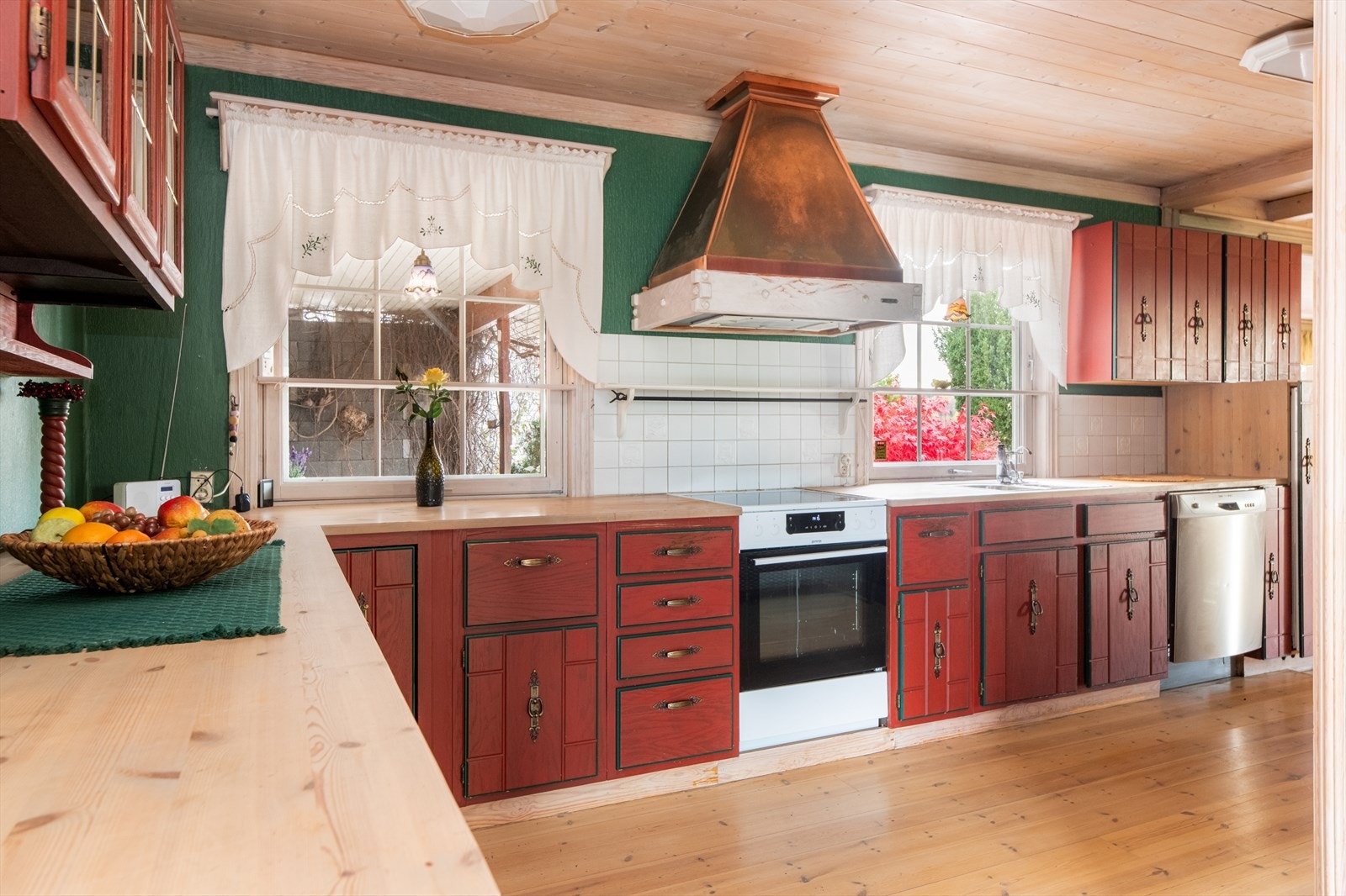 Kjøkkenet har innredning med glatte og profilerte fronter, samt benkeplate av heltre. Galleribilde