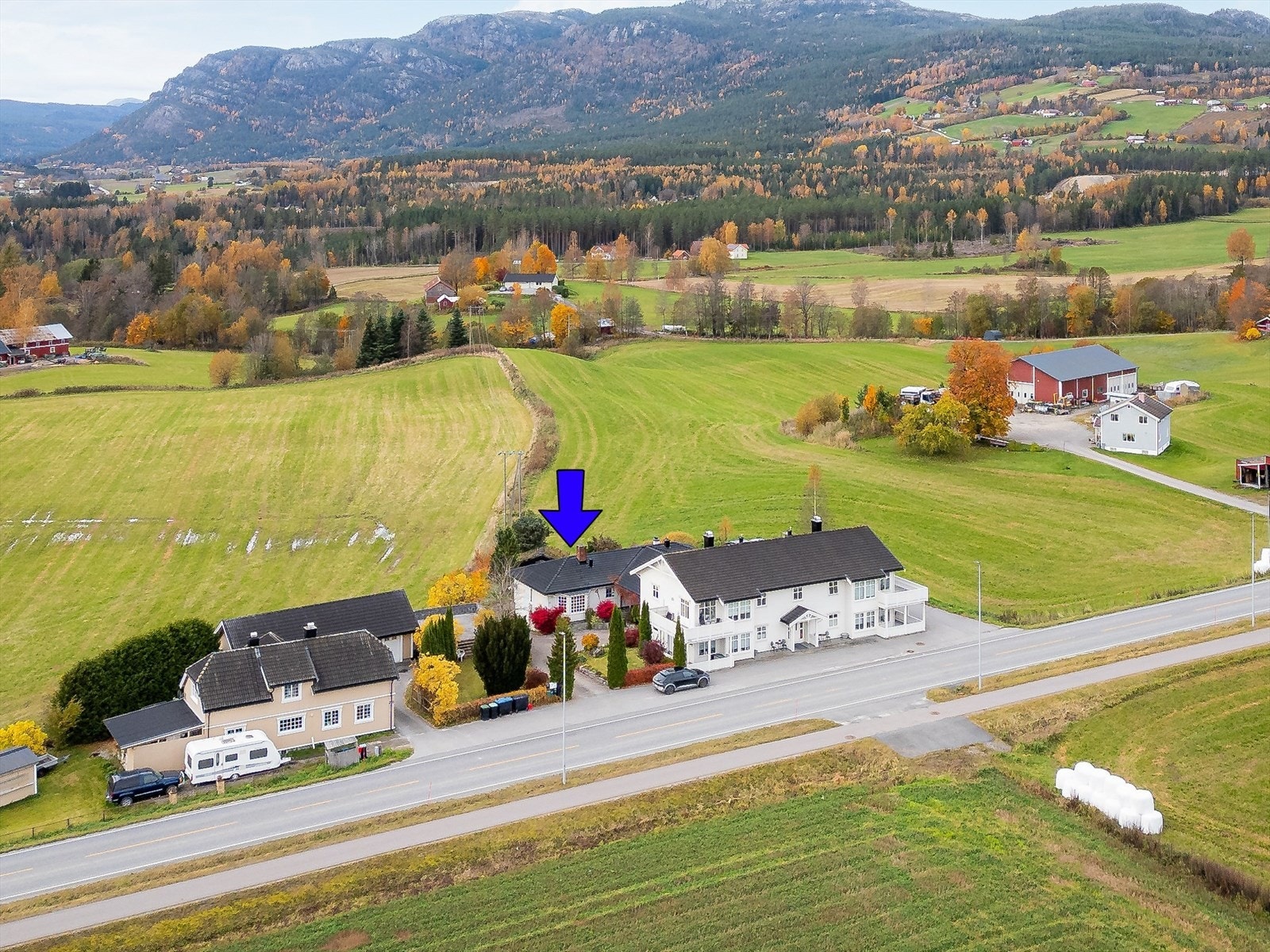 Boligen ligger høyt og fint til, med gode solforhold og nydelig utsikt! Nærområdet består av pent, gammelt kulturlandskap med gårdsbruk, småbruk og eneboliger. Galleribilde
