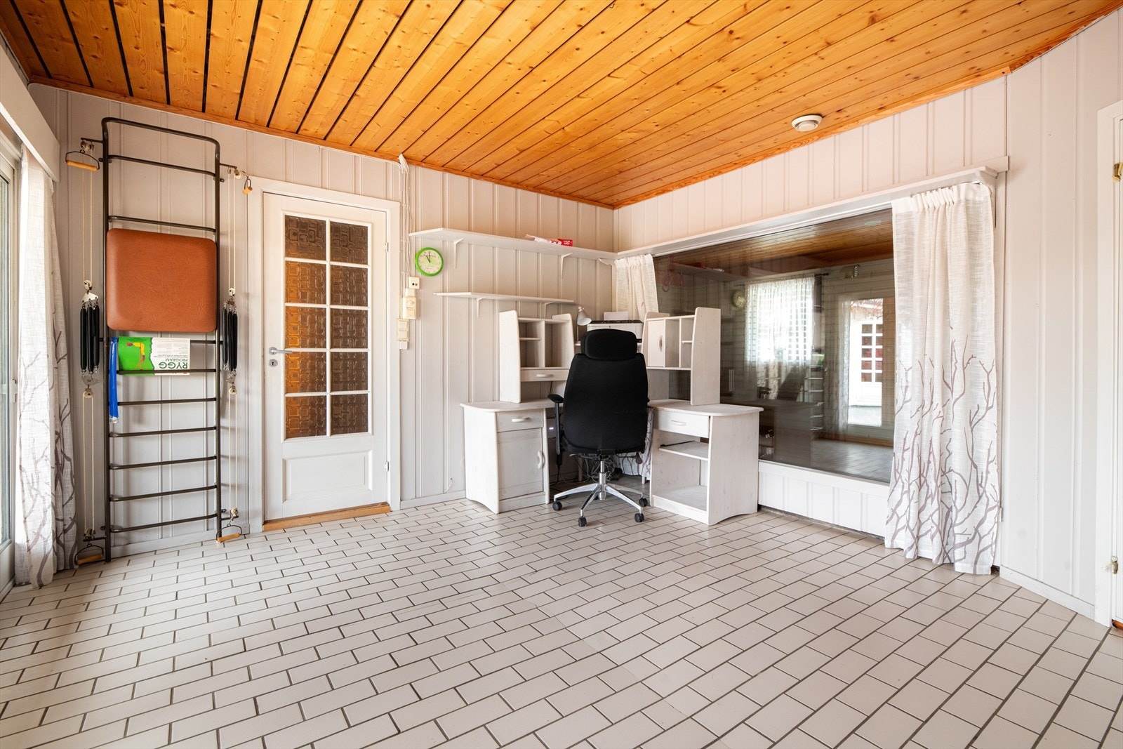 Kontor - Delevegg mot trimrom/basseng Galleribilde