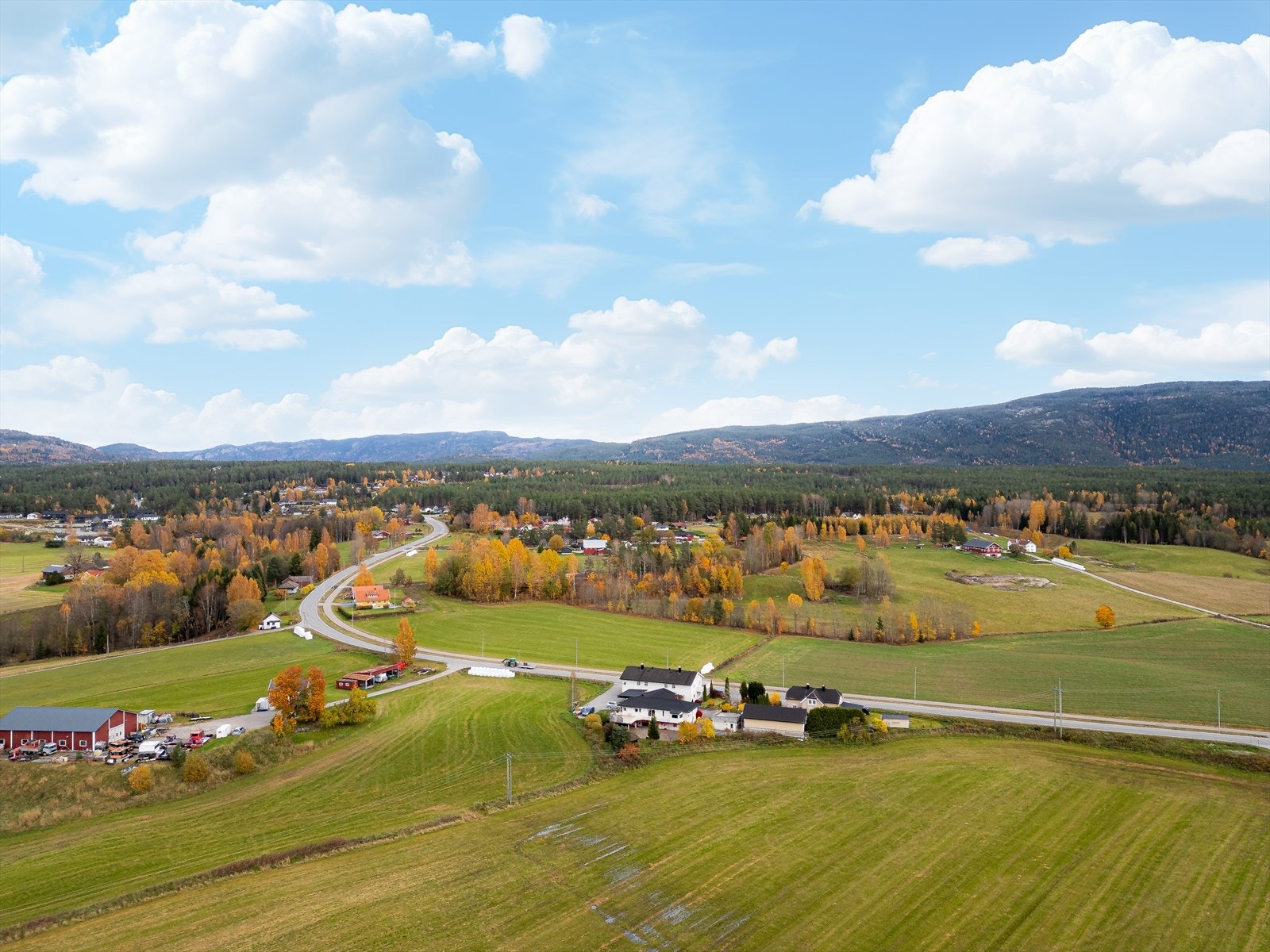 Eiendommen har en idyllisk og landlig beliggenhet, et lite stykke utenfor Bø sentrum. Galleribilde