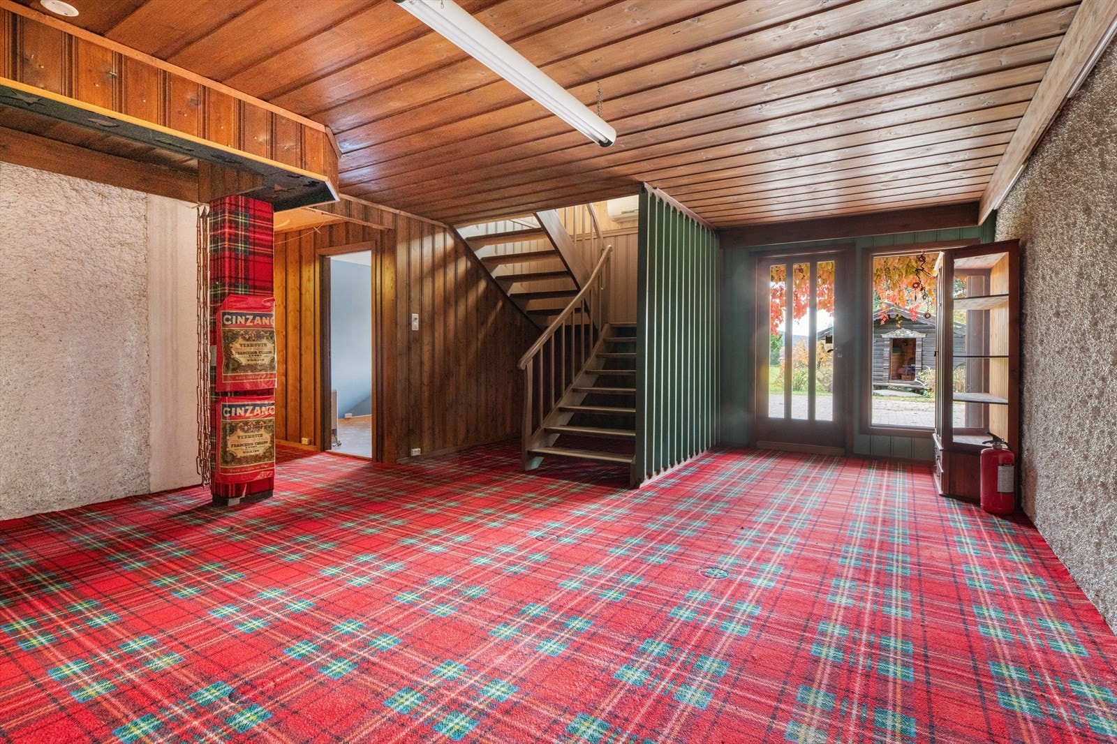 Romslig entre/hall som ønsker velkommen inn i boligen. Her er det plass for å etablere garderobeløsning dersom ønskelig. Galleribilde