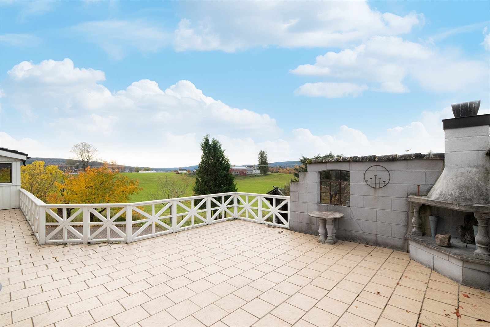 En hyggelig enebolig over to plan, med solrike uteområder og gode parkeringsmuligheter. Eiendommen har en idyllisk og landlig beliggenhet, et lite stykke utenfor Bø sentrum. Galleribilde