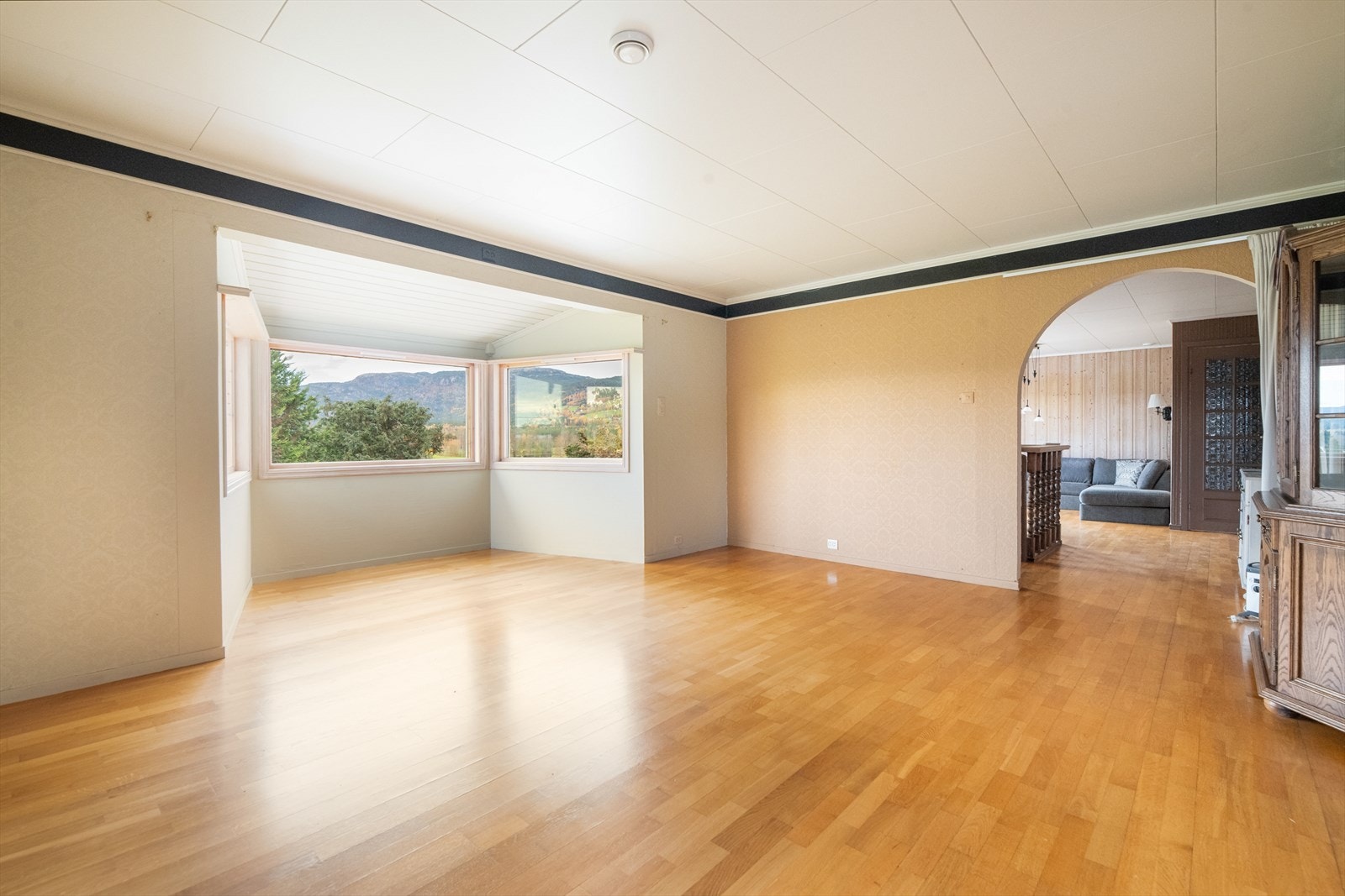 Boligen har en lys og fin to-delt stue med gode vindusflater som bringer den flotte utsikten og rikelig med lys inn i rommet. Galleribilde