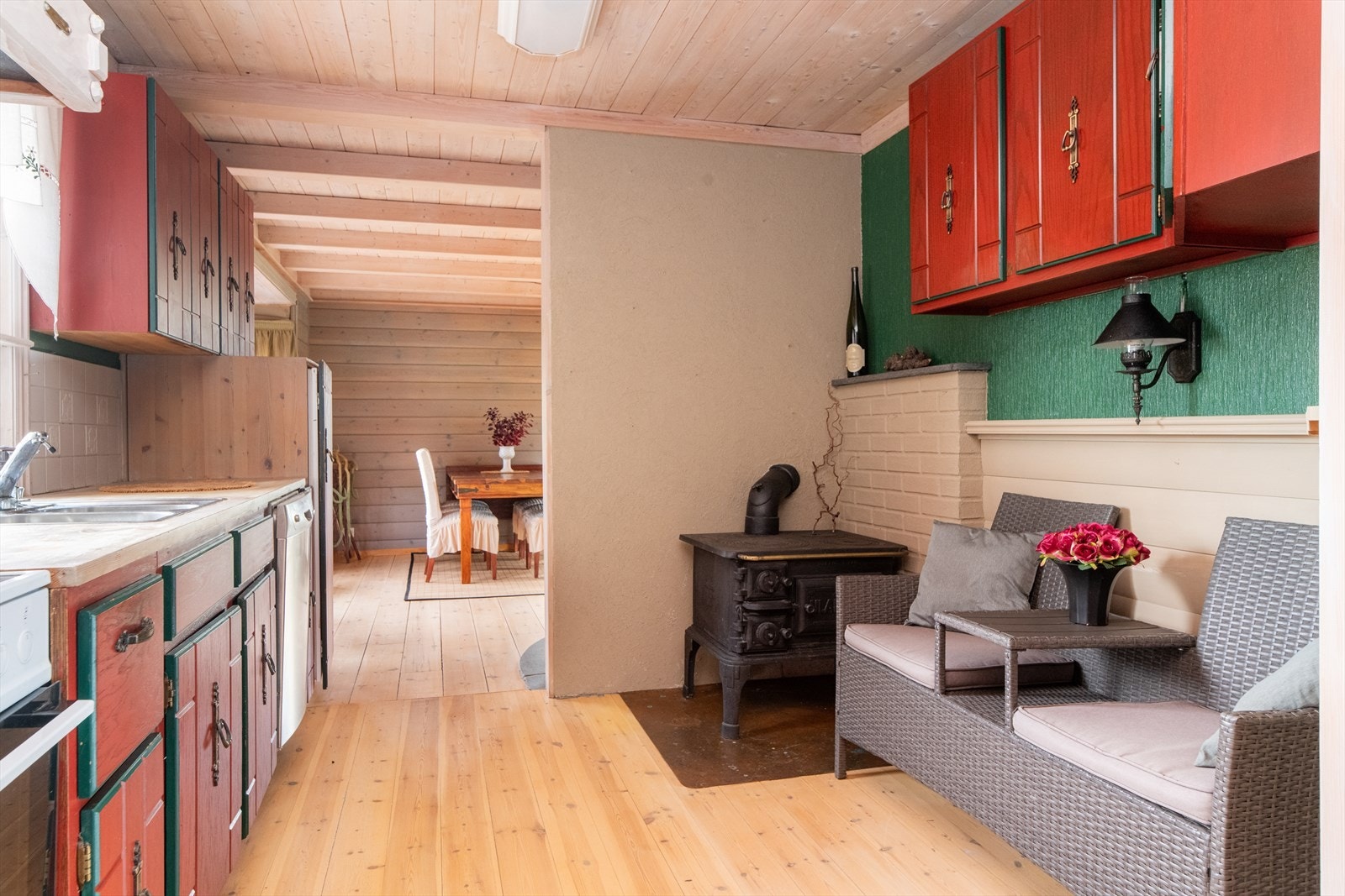 Det er opplegg for oppvaskmaskin. Over stekesone er det ventilator med avtrekk ut. Galleribilde