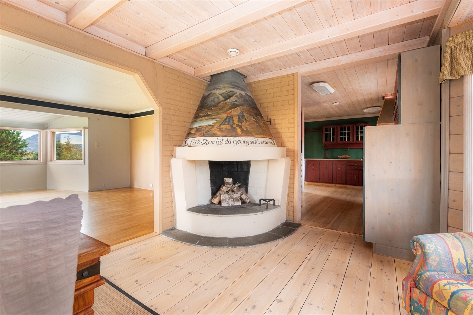 Her er det en dekorativ peis for lun varme på kaldere dager. Galleribilde