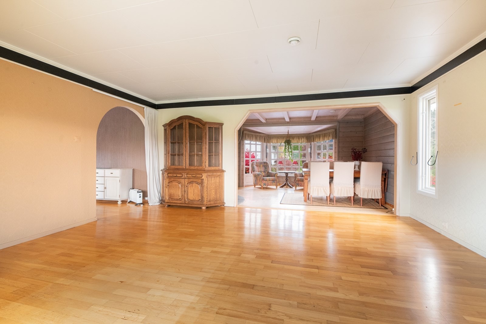 Folkestadvegen 280 er en sjarmerende og innholdsrik enebolig med gode rom og spennende planløsning. Det er stedvis behov for oppgraderinger. Galleribilde