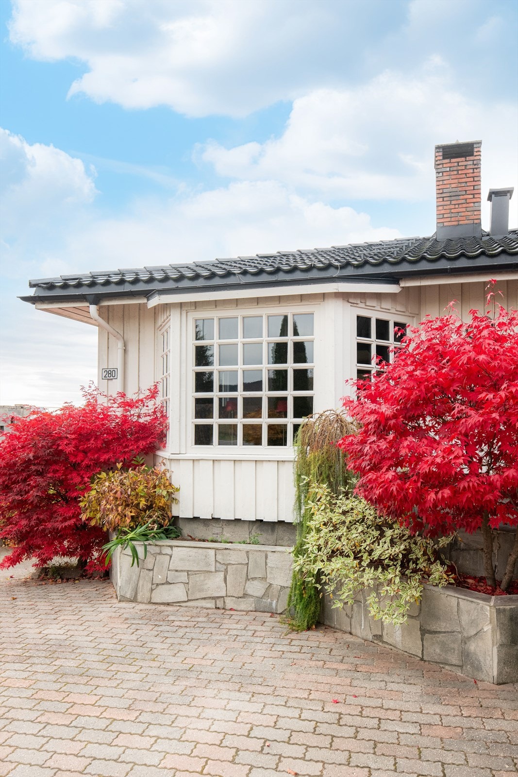 Stabbur og carport er oppført uten søknad og godkjenning. Terrasse er oppført/utvidet uten ferdigattest. Stue er tilbygget med vindusutstikk uten uten at dette er søkt om og uten at eventuell nødvendig godkjennelse er gitt av kommunen. Galleribilde