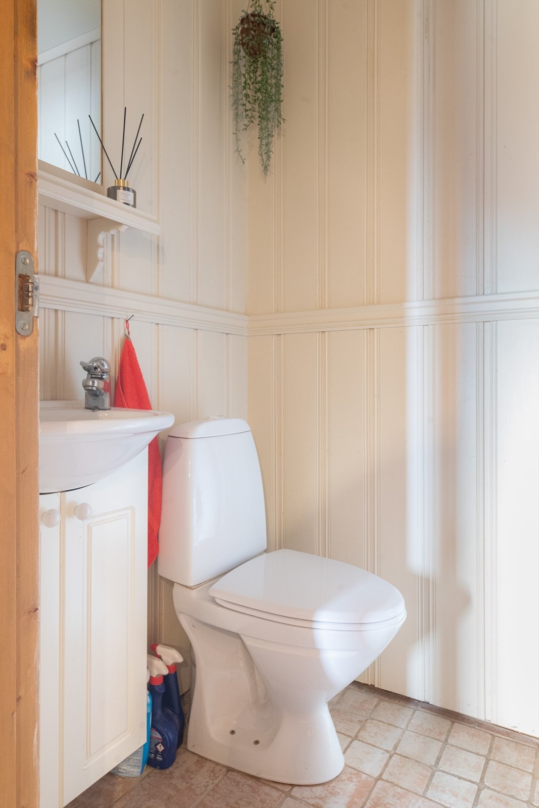 Toalettrommet innehar toalett og servant skap. Galleribilde