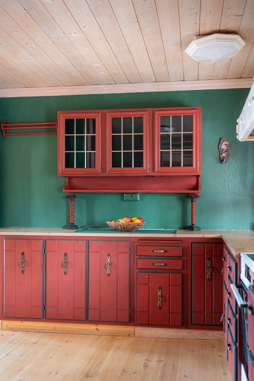 Her er det meget god skap- og benkeplass. Galleribilde