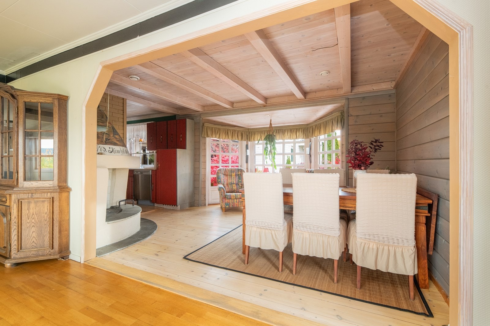 Det er åpent fra stuen inn mot kjøkken om romslig spiseplass. Galleribilde