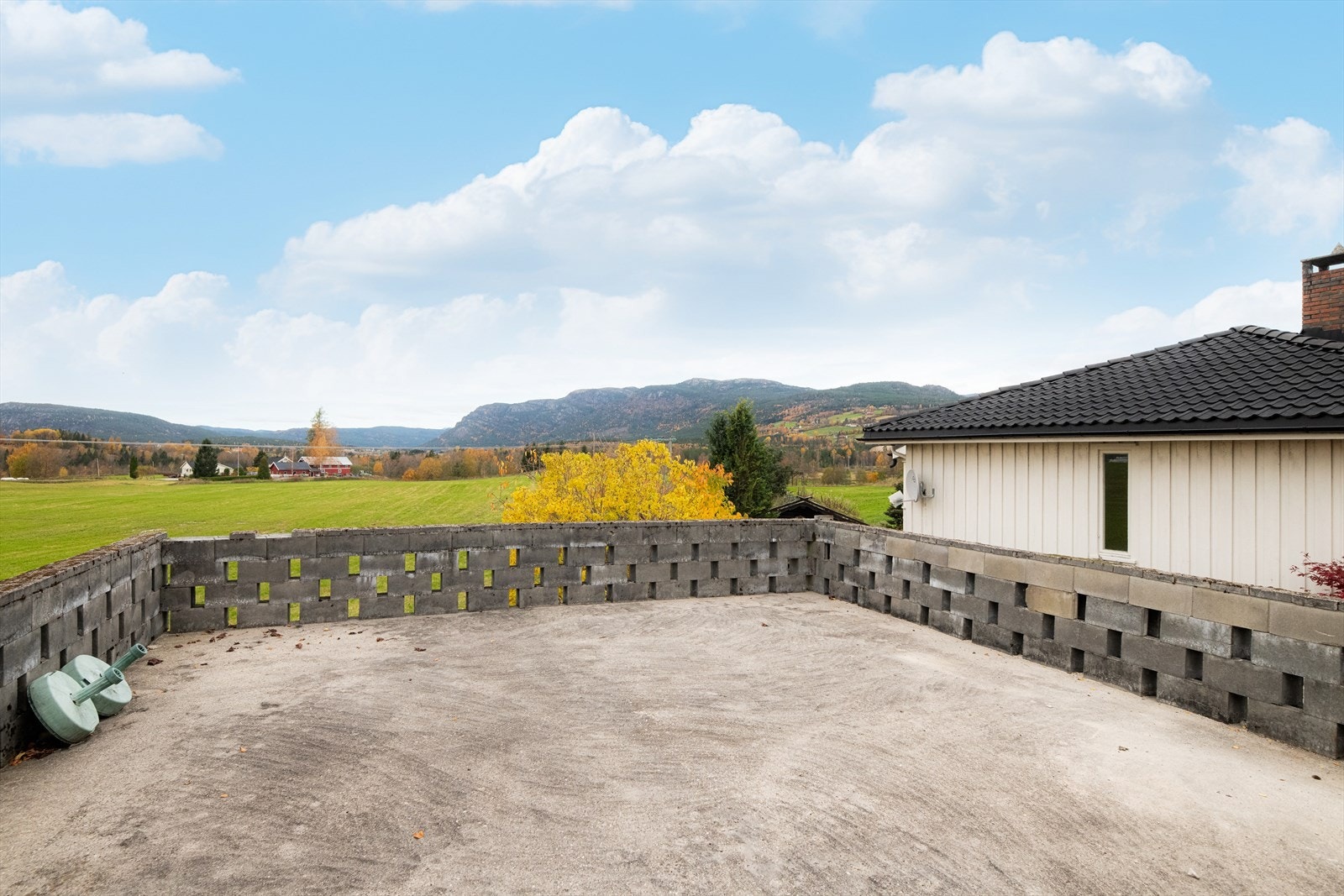 Over garasjen er det etablert en terrasse med nydelig utsikt over nærområdene. Galleribilde