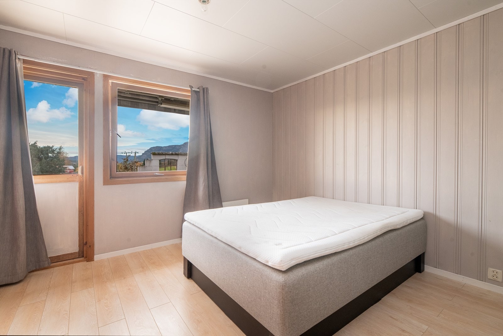 Det er tre gode soverom i hovedetasjen, som alle har skap med plass for klesoppbevaring. Galleribilde